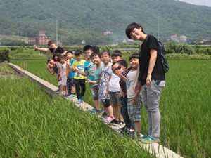 金美國小附幼今年跟台灣生態工法發展基金會合作，認領了一塊田。小朋友插秧後，不時會來田裡看看自己辛勞的成果