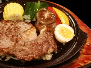 在鈜景牛肉料理餐廳內，可享用到現點、現切、現場烹調的台灣牛牛排，口感軟嫩，吃得出肉質本身甜味，相較於進口牛肉，毫不遜色