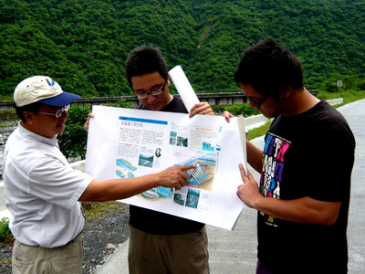 屏東科技大學的丁澈士教授，常在路上拿起圖表就跟遊客解說二峰圳