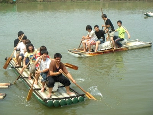 傳統養殖魚塭現下也讓遊客體驗撐竹筏的樂趣（照片來源：農業易遊網）
