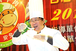 農委會主委陳保基為台灣牛肉掛保證，不用瘦肉精，在地新鮮品質好
