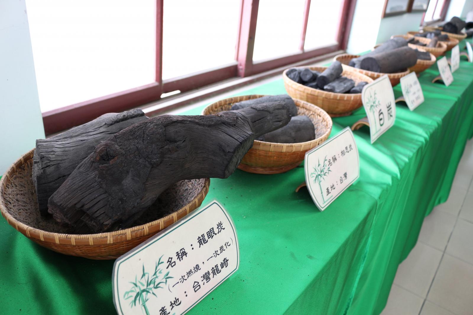 龍崎區竹炭故事館中陳列了台灣不同竹料做成的竹炭，供民眾認識、觀賞。