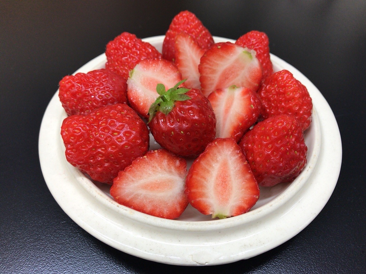 圖3. 農業試驗所農場組李裕娟博士以廢菇包栽培介質，開發能替代進口泥炭土介質在設施內所種之草莓，品質與一般市售高級草莓無異。