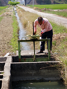 掌水工依灌溉計畫適時調節中小給水門機動調配水源(嘉南農田水利會管理組提供)