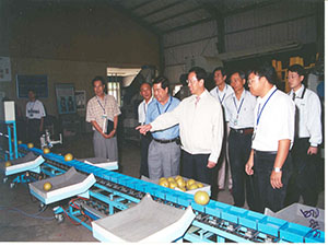 農委會李金龍前主任委員視察第一套國產化線上型非破壞光電水果品質分級系統雛型機