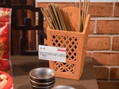 箸籠，是家庭中用來放置筷子的容器，吃過飯後將洗好的筷子放進筷子籠裡，乾燥後方便下一餐使用。