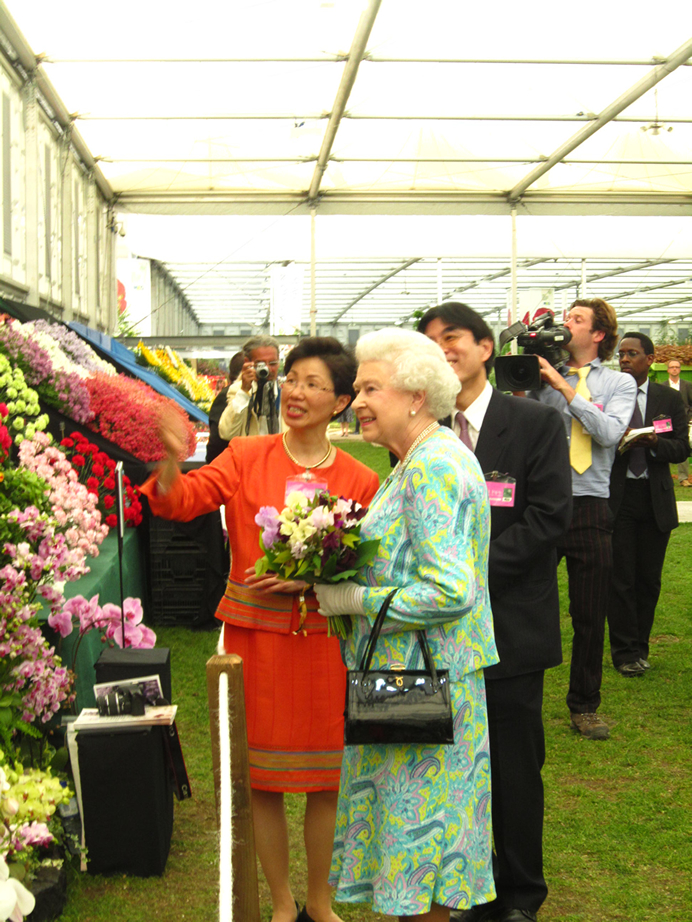 女王在四十五分鐘的停留時間內，花了五分鐘駐足台灣攤位前，聽取張小月解說台灣蘭花之美
