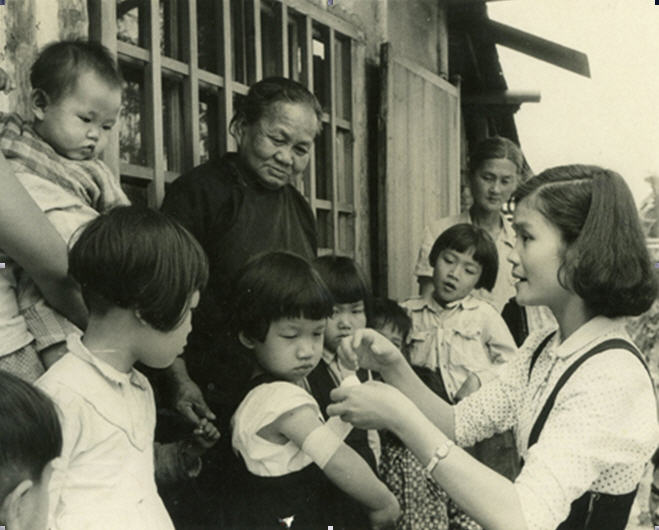 1957年4月台南玉井鄉農會的家政推廣員黃紡小姐前往農家教導如何進行急救包紮