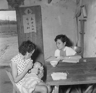 中國家庭計畫協會訪員親自前往農家訪視（1956年5月）