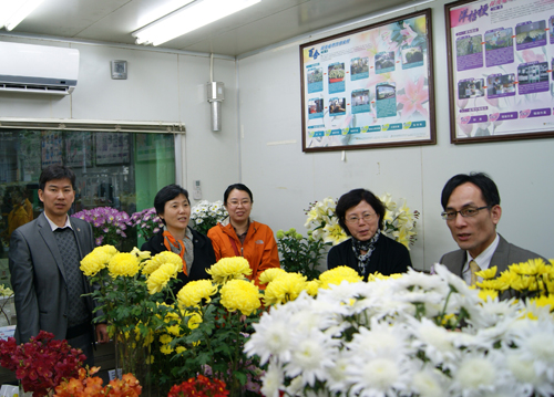 台北花卉產銷公司張總經理(右1)正為外賓進行國產花卉介紹(本圖由台北花卉產銷公司提供)