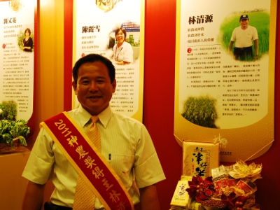 榮獲 2011 年神農獎的林清源，產品品牌為「東農津好米」