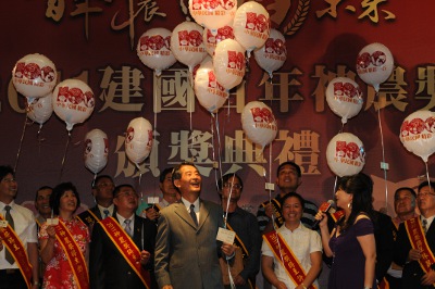 陳主委與得獎者施放許願氣球