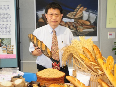 台南區農業改良場場長王仕賢向大家推廣米麵包（本圖由台南區農業改良場提供）