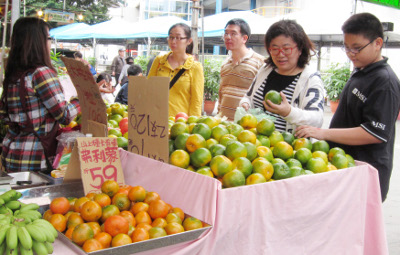 在農夫市集可以直接和農民面對面溝通，更能了解農產品；圖為台北希望廣場